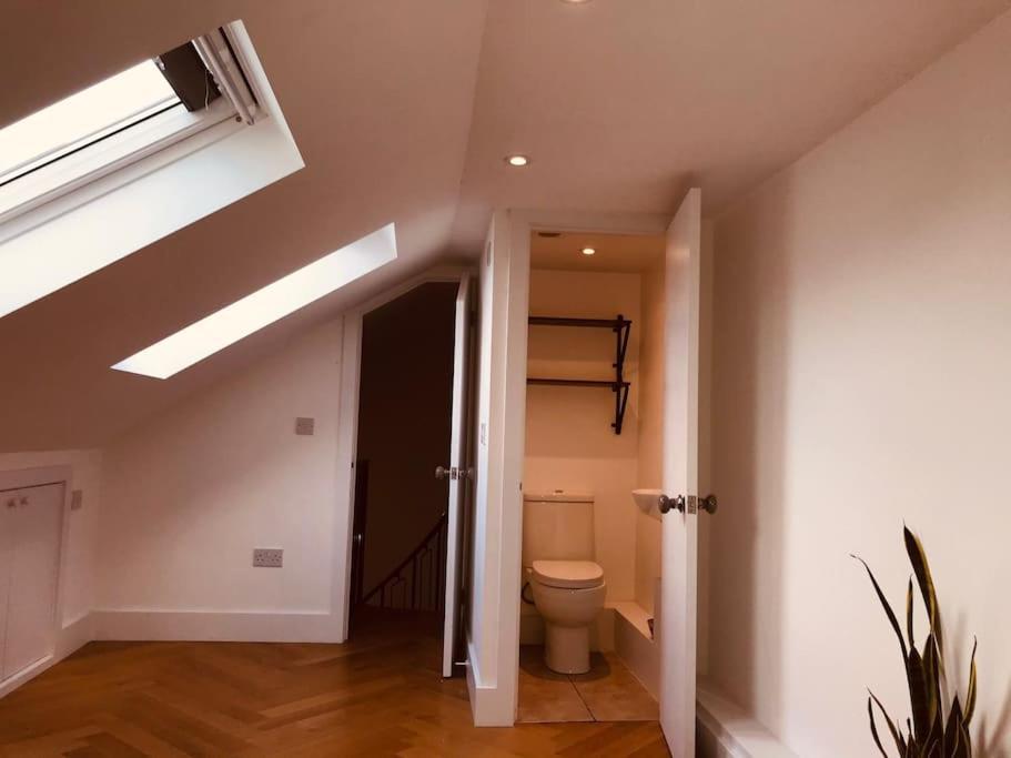 Stylish New Listing! Free Parking, Trendy Location Apartment London Exterior photo