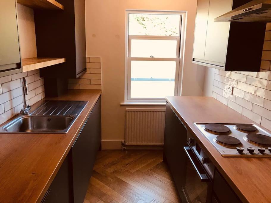 Stylish New Listing! Free Parking, Trendy Location Apartment London Exterior photo