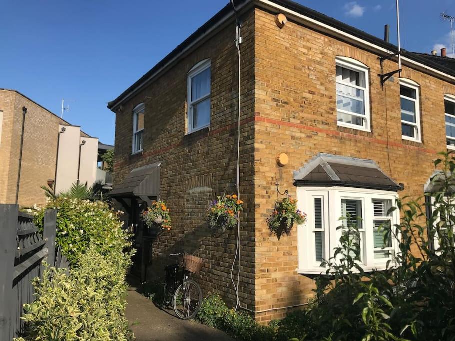 Stylish New Listing! Free Parking, Trendy Location Apartment London Exterior photo